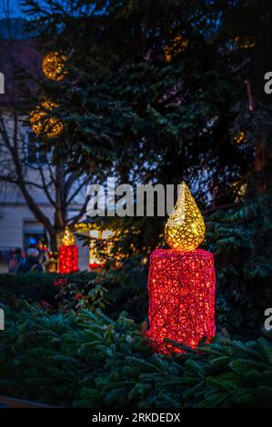 Luci ed emozioni dell'Avvento a Bressanone. Colori del mercatino di Natale dell'avvento. Foto Stock