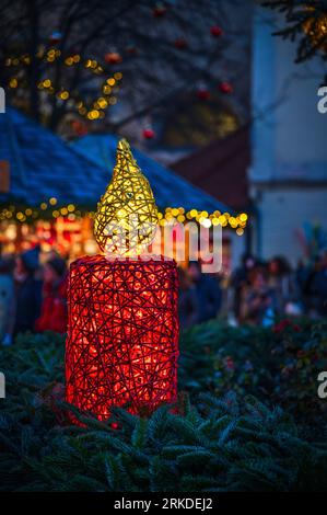 Luci ed emozioni dell'Avvento a Bressanone. Colori del mercatino di Natale dell'avvento. Foto Stock