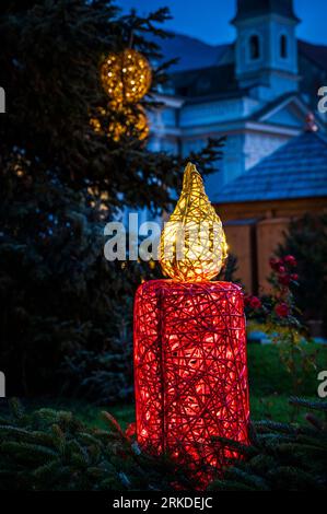 Luci ed emozioni dell'Avvento a Bressanone. Colori del mercatino di Natale dell'avvento. Foto Stock