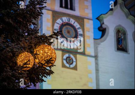 Luci ed emozioni dell'Avvento a Bressanone. Colori del mercatino di Natale dell'avvento. Foto Stock