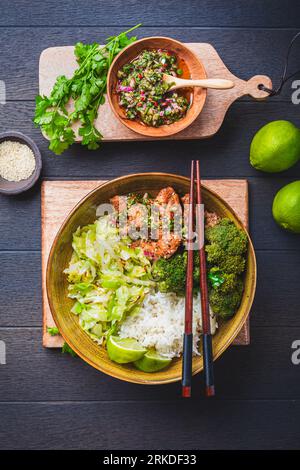 Ciotola di pollo con riso, broccoli, cavolo e salsa Chimmichurri verde Foto Stock