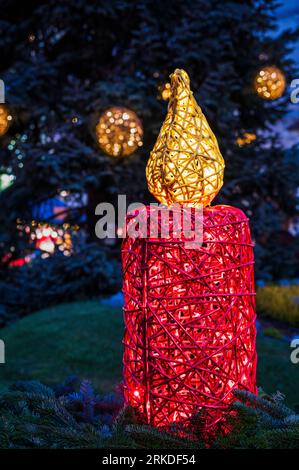 Luci ed emozioni dell'Avvento a Bressanone. Colori del mercatino di Natale dell'avvento. Foto Stock