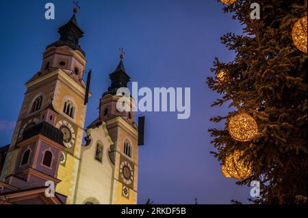 Luci ed emozioni dell'Avvento a Bressanone. Colori del mercatino di Natale dell'avvento. Foto Stock