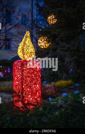 Luci ed emozioni dell'Avvento a Bressanone. Colori del mercatino di Natale dell'avvento. Foto Stock