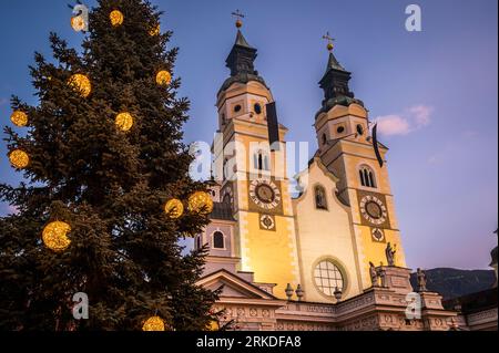 Luci ed emozioni dell'Avvento a Bressanone. Colori del mercatino di Natale dell'avvento. Foto Stock