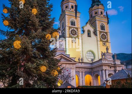 Luci ed emozioni dell'Avvento a Bressanone. Colori del mercatino di Natale dell'avvento. Foto Stock