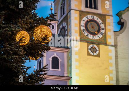 Luci ed emozioni dell'Avvento a Bressanone. Colori del mercatino di Natale dell'avvento. Foto Stock