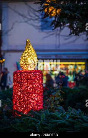 Luci ed emozioni dell'Avvento a Bressanone. Colori del mercatino di Natale dell'avvento. Foto Stock