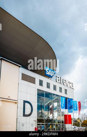 Mannheim, Germania - 5 agosto 2023: Edificio e logo di SAP Arena, arena polifunzionale per eventi sportivi e concerti, una delle più high-tech in e Foto Stock