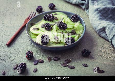 Insalata di cetrioli con more, condimento di yogurt e semi Foto Stock