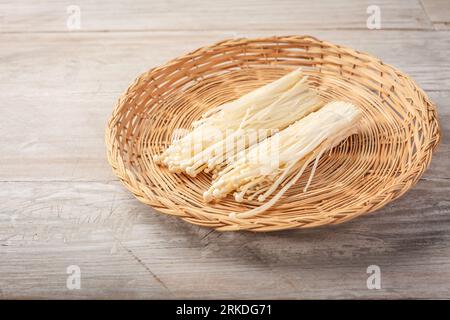 Funghi Enoki - ingrediente popolare nella cucina asiatica. Fungo da ago commestibile o Enokitake Foto Stock