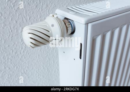 Dettaglio del termostato spento, manopola della temperatura del radiatore di riscaldamento. Risparmio energetico e concetto di casa calda, costi di vita. Foto Stock