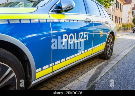 Auto della polizia tedesca per strada. Vista laterale di un'auto della polizia con la scritta Polizei. Auto di pattuglia della polizia parcheggiata. Traduzione: Polizia Foto Stock