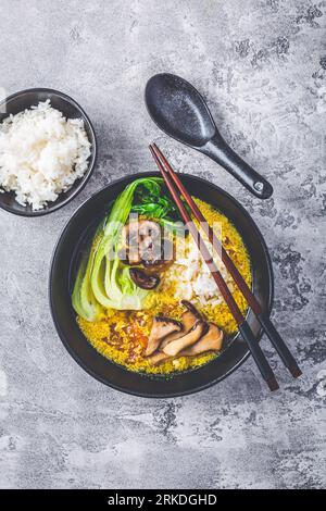 Zuppa di fiori d'uovo, zuppa di gocce di pomodoro con funghi, bok choy e riso. Cucina asiatica Foto Stock