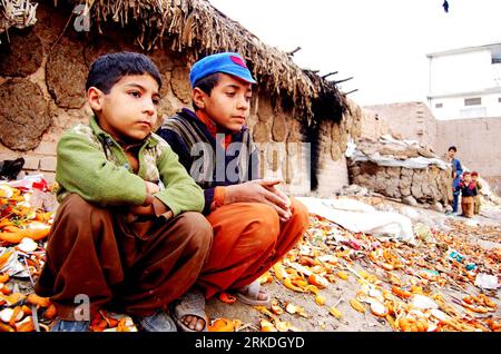 Bildnummer: 54948447 Datum: 24.02.2011 Copyright: imago/Xinhua (110224) -- PESHAWAR, 24 febbraio 2011 (Xinhua) -- i ragazzi rifugiati afghani siedono sulla spazzatura accanto alla loro casa in una baraccopoli alla periferia del nord-ovest del Pakistan S Peshawar il 24 febbraio 2011. Il governo pakistano e l'agenzia delle Nazioni Unite per i rifugiati hanno raggiunto un accordo nel marzo 2009 per consentire a circa 1,7 milioni di rifugiati afghani registrati che vivono in Pakistan di continuare a ripararsi lì almeno fino al 2012. Migliaia di loro vivono ancora senza elettricità, acqua corrente e altri servizi di base. (Xinhua/Saeed Ahmad) (ypf) PAKISTAN-PESH Foto Stock