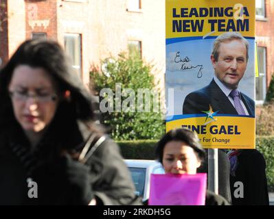 Bildnummer: 54950750  Datum: 24.02.2011  Copyright: imago/Xinhua DUBLIN, Feb. 24, 2011 (Xinhua) -- Pedestrians walk past a campaign poster of Enda Kenny, leader of the Fine Gael party, on a street in Dublin, Ireland, Feb. 24, 2011. Irish voters will go to polling stations to vote for a general election, with the opposition Fine Gael party leading the opinion polls. (Xinhua/Zeng Yi) IRELAND-DUBLIN-ELECTION PUBLICATIONxNOTxINxCHN Politik Irland Wahl Parlamentswahl Wahlkampf Plakat Wahlplakat kbdig xng 2011 quer premiumd    Bildnummer 54950750 Date 24 02 2011 Copyright Imago XINHUA Dublin Feb 24 Stock Photo