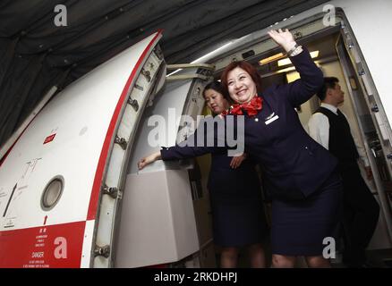 Bildnummer: 54955755  Datum: 26.02.2011  Copyright: imago/Xinhua (110226) -- SHANGHAI, Feb. 26, 2011 (Xinhua) -- Crew members bid farewell on an airplane of China Eastern Airline waiting to take off at Shanghai Pudong International Airport in Shanghai, east China, Feb. 26, 2011. Two planes of China Eastern Airline left Shanghai to evacuate Chinese civilians from riot-torn Libya Saturday morning. (Xinhua/Pei Xin) (lb) CHINA-SHANGHAI-LIBYA-CHINESE WORKERS-BACK (CN) PUBLICATIONxNOTxINxCHN Gesellschaft Politik Unruhen Revolte Demo Protest Libyen Verkehr Luftfahrt Flugzeug Fotostory Evakuierung kbd Stock Photo