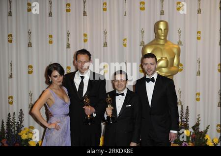 Bildnummer: 54961517 Datum: 27.02.2011 Copyright: imago/Xinhua (110228) -- HOLLYWOOD, Feb. 28, 2011 (Xinhua) -- Shaun Tan (2nd R) e Andrew Ruhemann (2nd L) posa con i trofei dopo aver vinto il miglior cortometraggio (animato) del 83rd Annual Academy Awards per il film The Lost Thing as Mila Kunis (1st L) e Justin Timberlake sono in attesa al Kodak Theater di Hollywood, California, Stati Uniti, 27 febbraio 2011. (Xinhua/Qi Heng) (cl) U.S.-HOLLYWOOD-OSCAR-WINNERS PUBLICATIONxNOTxINxCHN Entertainment People Film Oscar Verleihung Oscarverleihung Los Angeles Preisträger kbdig xkg 2011 que Foto Stock