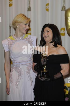 Bildnummer: 54961533 Datum: 27.02.2011 Copyright: imago/Xinhua (110228) -- HOLLYWOOD, 28 febbraio 2011 (Xinhua) -- Colleen Atwood (R) si pone con il trofeo dopo aver vinto il miglior Costume Design del 83 ° Annual Academy Awards per il film Alice nel paese delle meraviglie come Cate Blanchett sta al Kodak Theater di Hollywood, California, Stati Uniti, 27 febbraio 2011. (Xinhua/Qi Heng) (cl) U.S.-HOLLYWOOD-OSCAR-WINNERS PUBLICATIONxNOTxINxCHN Entertainment People Film Oscar Verleihung Oscarverleihung Los Angeles Preisträger kbdig xkg 2011 hoch Aufmacher Premiumd o0 Bestes Kostümdesign Bildnummer 5 Foto Stock