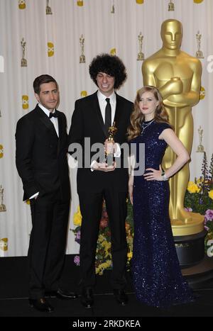 Bildnummer: 54963343  Datum: 27.02.2011  Copyright: imago/Xinhua HOLLYWOOD, Feb. 28, 2011 (Xinhua) -- Luke Matheny (C) poses after winning the best Live Action Short Film of the 83rd Annual Academy Awards for film God of Love as his presenters Amy Adams (R) and Jake Gyllenhaal stand by at the Kodak Theater in Hollywood, California, the United States, Feb. 27, 2011. (Xinhua/Qi Heng) (axy) U.S.-HOLLYWOOD-OSCARS-WINNERS PUBLICATIONxNOTxINxCHN Entertainment People Film Oscar Verleihung Oscarverleihung Los Angeles Preisträger Trophäe Objekte kbdig xdp 2011 hoch o0 Bester Kurzfilm    Bildnummer 5496 Stock Photo