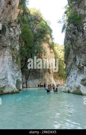 19 agosto 2023 - Parga, Grecia - incredibile paesaggio naturale nel canyon del fiume Acheron, vicino alle sorgenti, con persone che si godono l'acqua fredda Foto Stock