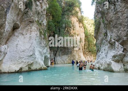 19 agosto 2023 - Parga, Grecia - incredibile paesaggio naturale nel canyon del fiume Acheron, vicino alle sorgenti, con persone che si godono l'acqua fredda Foto Stock