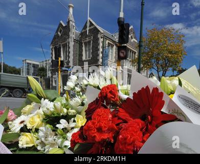 Bildnummer: 54967591 Datum: 01.03.2011 Copyright: imago/Xinhua CHRISTCHURCH, 1 marzo 2011 (Xinhua)-- i neozelandesi posero fiori sulle pietre delle rovine del terremoto mentre piangevano per le vittime del terremoto di fronte al Centro d'Arte di Christchurch, 1 marzo 2011. La nuova Zelanda ha tenuto un silenzio di due minuti a livello nazionale alle 12:51 di martedì, esattamente una settimana dopo che un terremoto mortale ha rovinato la città dell'isola meridionale di Christchurch. (Xinhua/li Qiuchan) NUOVA ZELANDA-CHRISTCHURCH-LUTTO PUBLICATIONxNOTxINxCHN Gedenken Gesellschaft Naturkatastrophen Erdbeben premiumd kbdig xsk 2011 quer o0 Trauer Schweigem Foto Stock