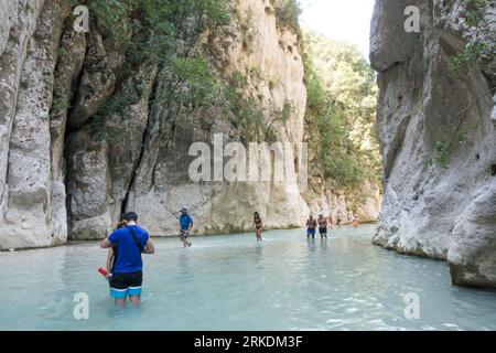 19 agosto 2023 - Parga, Grecia - incredibile paesaggio naturale nel canyon del fiume Acheron, vicino alle sorgenti, con persone che si godono l'acqua fredda Foto Stock