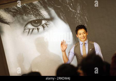 Bildnummer: 54967671 Datum: 01.03.2011 Copyright: imago/Xinhua PECHINO, 1 marzo 2011 (Xinhua) - il cantante e attore sudcoreano Rain interagisce con i fan alla conferenza stampa in cui viene nominato giovane ambasciatore cinese e sudcoreano per la protezione ambientale verde a Pechino, capitale della Cina, 1 marzo 2011. Il Best 2011 Rain Aisa Tour si terrà a Pechino il 26 marzo 2011. (Xinhua/Wang Lili) (cxy) CHINA-BEIJING-SOUTH KOREA-RAIN-NEWS CONFERENCE (CN) PUBLICATIONxNOTxINxCHN People Kultur o0 Südkorea o0 PK kbdig xsk 2011 quer Bildnummer 54967671 Date 01 03 2011 Copyright Imago Foto Stock