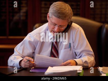 Bildnummer: 54967694 Datum: 01.03.2011 Copyright: imago/Xinhua (110301) -- OTTAWA , 1 marzo 2011 (Xinhua) -- il primo ministro canadese Stephen Harper parla con il presidente degli Stati Uniti Barak Obama, coordinando le loro posizioni sulla Libia e sul Medio Oriente a seguito della sanzione del Consiglio di sicurezza delle Nazioni Unite sulla Libia nel suo ufficio il 28 febbraio 2011. Il primo ministro canadese Stephen Harper ha detto domenica che il suo governo ha deciso di congelare i beni della libia e di interrompere le transazioni finanziarie con il governo libico e la banca centrale, tra le altre istituzioni. (Xinhua/Jason Ransom) CANADA-OTTAWA-LIBIA Foto Stock