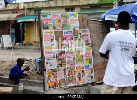 Bildnummer: 54969125  Datum: 01.03.2011  Copyright: imago/Xinhua (110301) -- ABIDJAN, March 1, 2011 (Xinhua) -- A man reads at a newspaper stand on a street in Abidjan, Cote d Ivoire, March 1, 2011. Nine newspapers, mostly supporting Cote d Ivoire s presidency clamant, are missing at kiosks with the deepening of the post-election crisis. Officials of these newspapers say they have decided to suspend their publications until further notice to protest against the threats and harassment from supporters of incumbent leader. (Xinhua/Ding Haitao) COTE D IVOIRE-ABIDJAN-POLITICAL CRISES PUBLICATIONxNO Stock Photo