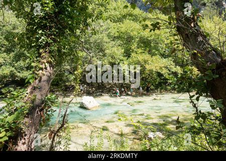 19 agosto 2023 - Parga, Grecia - incredibile paesaggio naturale nel canyon del fiume Acheron, vicino alle sorgenti, con persone che si godono l'acqua fredda Foto Stock