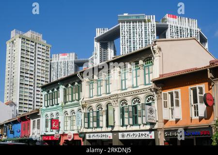 Una fila di vecchie botteghe tradizionali e rinnovate a Maxwell Road, Chinatown, Singapore Foto Stock