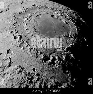 Cratere sulla Luna. Primo piano dei crateri lunari. Immagine ad alta risoluzione Foto Stock