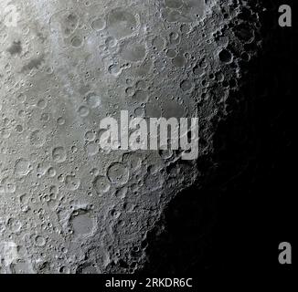 Cratere sulla Luna. Primo piano dei crateri lunari. Immagine ad alta risoluzione Foto Stock