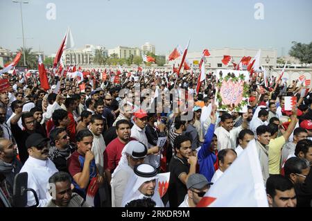 Bildnummer: 54988404  Datum: 06.03.2011  Copyright: imago/Xinhua (110306) -- MANAMA, March 6, 2011 (Xinhua) -- Anti-government protesters take part in a demonstration in front of prime minister s office in Manama, capital of Bahrain, March 6, 2011. Protesters, most of them Shiites, have been pressing for political reforms, including the release of political prisoners and the sack of the incumbent prime minister. (Xinhua) (wjd) BAHRAIN-MANAMA-ANTI-GOVERNMENT PROTESTS PUBLICATIONxNOTxINxCHN Gesellschaft Politik Unruhen Revolte Aufstand Protest premiumd kbdig xcb 2011 quer  o0 Totale, Menschenmen Stock Photo