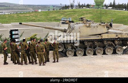 Bildnummer: 54988425 Datum: 06.03.2011 Copyright: imago/Xinhua (110306) -- , 6 marzo 2011 (Xinhua) -- soldati israeliani visita al Museo dei corpi armati di Latrun, 6 marzo 2011. Considerato uno dei musei di carri armati più diversi al mondo, il Museo dei corpi corazzati espone una serie di oltre 150 carri armati e veicoli corazzati. (Xinhua/Yin Dongxun) (wjd) MIDEAST-LATRUN-ARMORED CORPS MUSEUM PUBLICATIONxNOTxINxCHN Gesellschaft Militär Museum kbdig xcb 2011 quer o0 Militärmuseum, Panzer Bildnummer 54988425 Date 06 03 2011 Copyright Imago XINHUA March 6 2011 XINHUA Israeli Soldiers Visit AT the Armored C. Foto Stock