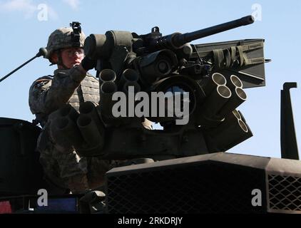 Bildnummer: 54990921  Datum: 07.03.2011  Copyright: imago/Xinhua (110307) -- SEOUL, March 7, 2011 (Xinhua) -- A U.S. soldier from Stryker Brigade team participates in the South Korea-U.S. joint military exercise Key Resolve/Foal Eagle in Pocheon, Gyeonggi Province of South Korea, on March 7, 2011. South Korean and U.S. soldiers on Monday displayed their readiness against any possible threats in a live-fire exercise which involved the Stryker Interim Armored Vehicles. (Xinhua/Park Jin Hee) (lr) SOUTH KOREA-POCHEON-SOUTH KOREA-U.S. JOINT MILITARY EXERCISE-STRYKER PUBLICATIONxNOTxINxCHN Gesellsch Stock Photo