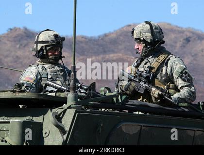 Bildnummer: 54990924 Datum: 07.03.2011 Copyright: imago/Xinhua (110307) - SEOUL, 7 marzo 2011 (Xinhua) - i soldati statunitensi della squadra Stryker Brigade partecipano all'esercitazione militare congiunta Corea del Sud-USA Key Resolve/Foal Eagle a Pocheon, provincia di Gyeonggi della Corea del Sud, il 7 marzo 2011. I soldati sudcoreani e statunitensi lunedì hanno mostrato la loro prontezza contro ogni possibile minaccia in un'esercitazione di fuoco dal vivo che ha coinvolto i veicoli corazzati ad interim Stryker. (Xinhua/Park Jin Hee) (lr) COREA DEL SUD-POCHEON-COREA DEL SUD-Stati Uniti ESERCITAZIONE MILITARE CONGIUNTA-STRYKER PUBLICATIONxNOTxINxCHN Gesellschaf Foto Stock