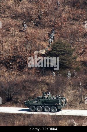 Bildnummer: 54990929 Datum: 07.03.2011 Copyright: imago/Xinhua (110307) - SEOUL, 7 marzo 2011 (Xinhua) - i soldati statunitensi della squadra Stryker Brigade partecipano all'esercitazione militare congiunta Corea del Sud-USA Key Resolve/Foal Eagle a Pocheon, provincia di Gyeonggi della Corea del Sud, il 7 marzo 2011. I soldati sudcoreani e statunitensi lunedì hanno mostrato la loro prontezza contro ogni possibile minaccia in un'esercitazione di fuoco dal vivo che ha coinvolto i veicoli corazzati ad interim Stryker. (Xinhua/Park Jin Hee) (lr) COREA DEL SUD-POCHEON-COREA DEL SUD-Stati Uniti ESERCITAZIONE MILITARE CONGIUNTA-STRYKER PUBLICATIONxNOTxINxCHN Gesellschaf Foto Stock