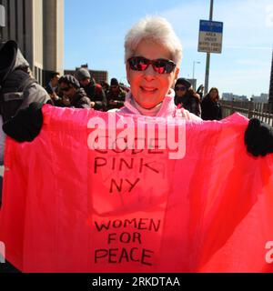 Bildnummer: 54999290 Datum: 08.03.2011 Copyright: imago/Xinhua (110308) -- NEW YORK, 8 marzo 2011 (Xinhua) -- una donna con uno striscione anti-guerra partecipa all'evento Join me on the Bridge che celebra il 100° anniversario della giornata internazionale della donna sul ponte di Brooklyn a New York, negli Stati Uniti, 8 marzo 2011. (Xinhua/Wu Kaixiang) (zw) U.S.-NEW YORK-INTERNATIONAL WOMEN S DAY PUBLICATIONxNOTxINxCHN Gesellschaft Internationaler Frauentag Demo Protest kbdig xng 2011 quadrat o0 Code Pink NY Women for Peace, Frauen für Frieden Bildnummer 54999290 Date 08 03 2011 Copyright Imag Foto Stock