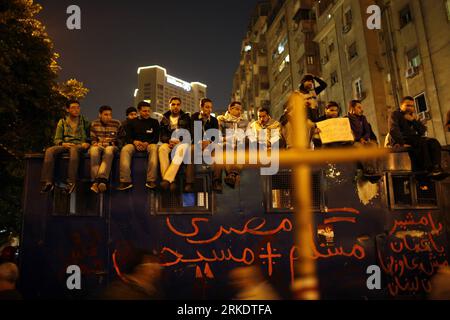 Bildnummer: 54999377 Datum: 08.03.2011 Copyright: imago/Xinhua (110309) -- CAIRO, 9 marzo 2011 (Xinhua) -- i cristiani copti egiziani manifestano fuori dall'edificio radio e televisivo di stato nel centro del Cairo l'8 marzo 2011, per protestare contro l'incendio di una chiesa la scorsa settimana dopo gli scontri tra cristiani e musulmani ad Atfeeh, una città a sud della capitale. La protesta arriva un giorno dopo che almeno 5.000 cristiani arrabbiati hanno chiesto la ricostruzione della chiesa incendiata, e che coloro che sono stati giudicati colpevoli siano consegnati alla giustizia. (Xinhua/Wissam Nassar) (yc) EGITTO-CAIRO-PROTESTA PUBLICATIONxNOTxINxCHN Politi Foto Stock