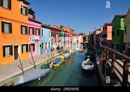 Bildnummer: 55009279 Datum: 08.03.2011 Copyright: imago/Xinhua VENEZIA, 9 marzo 2011 (Xinhua) -- foto scattata l'8 marzo 2011 mostra le case dai colori vivaci a Burano, un'isola periferica a nord-est di Venezia, Italia. Gli abitanti dell'isola hanno una lunga tradizione di dipingere le loro case colorate, che oggi sono diventate la caratteristica principale dell'isola. (Xinhua/Wang Qingqin) (wjd) ITALIA-VENEZIA-ISOLA DI BURANO PUBLICATIONxNOTxINxCHN Reisen ITA Gesellschaft kbdig xng 2011 quer Aufmacher premiumd o0 totale Kanal Bildnummer 55009279 Data 08 03 2011 Copyright Imago XINHUA Venezia 9 marzo 2011 XINHU Foto Stock