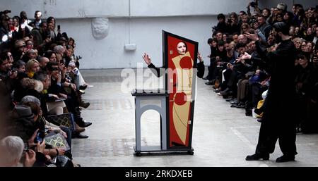 Bildnummer: 55014646  Datum: 03.03.2011  Copyright: imago/Xinhua (110311) -- PARIS, March 11, 2011 (Xinhua) -- A magician is seen during Indian designer Manish Arora s Fall-Winter 2011/2012 women s ready-to-wear (pret a porter) fashion collection during Paris Fashion Week, in Paris, France, March 3, 2011. (Xinhua/Gao Jing) (lyi) FRANCE-PARIS-FASHION WEEK PUBLICATIONxNOTxINxCHN Kultur Entertainment Mode Modewoche Modenschau  kbdig xsk 2011 quer Aufmacher o0 Zauberer, Magier, Zaubern, Kurios    Bildnummer 55014646 Date 03 03 2011 Copyright Imago XINHUA 110311 Paris March 11 2011 XINHUA a Magicia Stock Photo