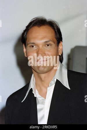 LOS ANGELES, CA. 28 aprile 1996: L'attore Jimmy Smits al VH1 Honors all'Universal Amphitheater. Immagine: Paul Smith / Featureflash Foto Stock