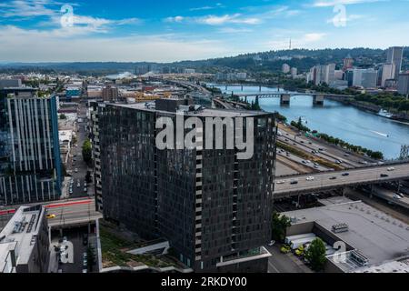 Una vista aerea del lato est di Portland del Willamette River Downtown in una giornata di sole Foto Stock