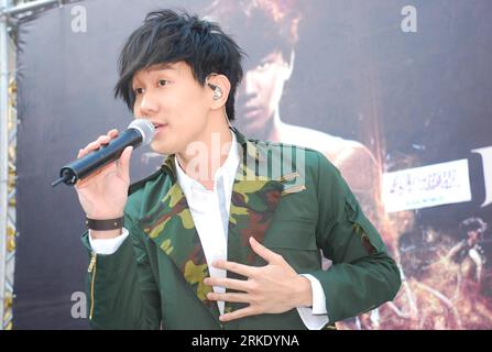 Bildnummer: 55019369 Datum: 13.03.2011 Copyright: imago/Xinhua (110313) -- TAIPEI, 13 marzo 2011 (Xinhua) -- il cantante singaporiano JJ Lin si esibisce mentre promuove il suo concerto che si terrà il 2 aprile, in un plaza a Taipei, nel sud-est della Cina a Taiwan, 13 marzo 2011. (Xinhua) (zn) CHINA-TAIWAN-TAIPEI-MUSIC-JJ LIN (CN) PUBLICATIONxNOTxINxCHN People Kultur Musik Aktion kbdig xo0x xsk 2011 quer Bildnummer 55019369 Data 13 03 2011 Copyright Imago XINHUA Taipei 13 marzo 2011 XINHUA Singaporean Singer JJ Lin si esibisce mentre promuove il suo Concerto che sarà Hero IL 2 aprile IN un Plaza di Taipei Foto Stock