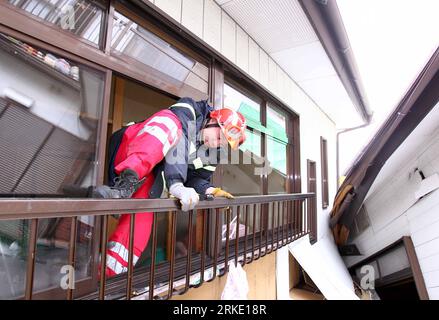 Bildnummer: 55031820 Datum: 16.03.2011 Copyright: imago/Xinhua (110316) -- OFUNATO, 16 marzo 2011 (Xinhua) -- Un membro del Chinese International Search and Rescue Team (CISAR) cerca di uscire dai detriti di una casa al terremoto che ha colpito la città di Ofunato nella prefettura di Iwate, Giappone, 16 marzo 2011. La squadra di soccorso cinese, composta da 15 membri, ha proseguito mercoledì il lavoro di ricerca per i sopravvissuti del grande terremoto di venerdì e dello tsunami che ne è derivato. (Xinhua/Chen Jianli) (msq) JAPAN-QUAKE-CHINA-RESCUE PUBLICATIONxNOTxINxCHN Gesellschaft Japan Naturkatastrophe Erdbeben Tsunami Rettung Rettungskräfte be Foto Stock