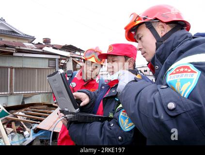 Bildnummer: 55031819 Datum: 16.03.2011 Copyright: imago/Xinhua (110316) -- OFUNATO, 16 marzo 2011 (Xinhua) -- i membri del Chinese International Search and Rescue Team (CISAR) usano lo strumento di rilevamento della vita al terremoto che ha colpito la città di Ofunato nella prefettura di Iwate, Giappone, 16 marzo 2011. La squadra di soccorso cinese, composta da 15 membri, ha proseguito mercoledì il lavoro di ricerca per i sopravvissuti del grande terremoto di venerdì e dello tsunami che ne è derivato. (Xinhua/Chen Jianli) (msq) JAPAN-QUAKE-CHINA-RESCUE PUBLICATIONxNOTxINxCHN Gesellschaft Japan Naturkatastrophe Erdbeben Tsunami Rettung Rettungskräfte Bergungstea Foto Stock