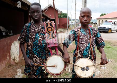 Due giovani batteristi tradizionali posano per una fotografia durante il World Sango Festival che è un festival annuale che si tiene tra il popolo Yoruba in onore di Sango, una divinità del tuono e del fuoco che era un guerriero e il terzo re dell'Impero Oyo dopo essere succeduto ad Ajaka suo fratello maggiore. Il festival ospita visitatori da tutto il paese e seguaci da paesi stranieri. Stato di Oyo, Lagos, Nigeria. Foto Stock